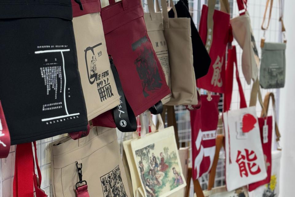 當(dāng)紅色經(jīng)典遇見(jiàn)時(shí)代創(chuàng)意 馬克思主義主題文創(chuàng)掀起文化傳播新熱潮